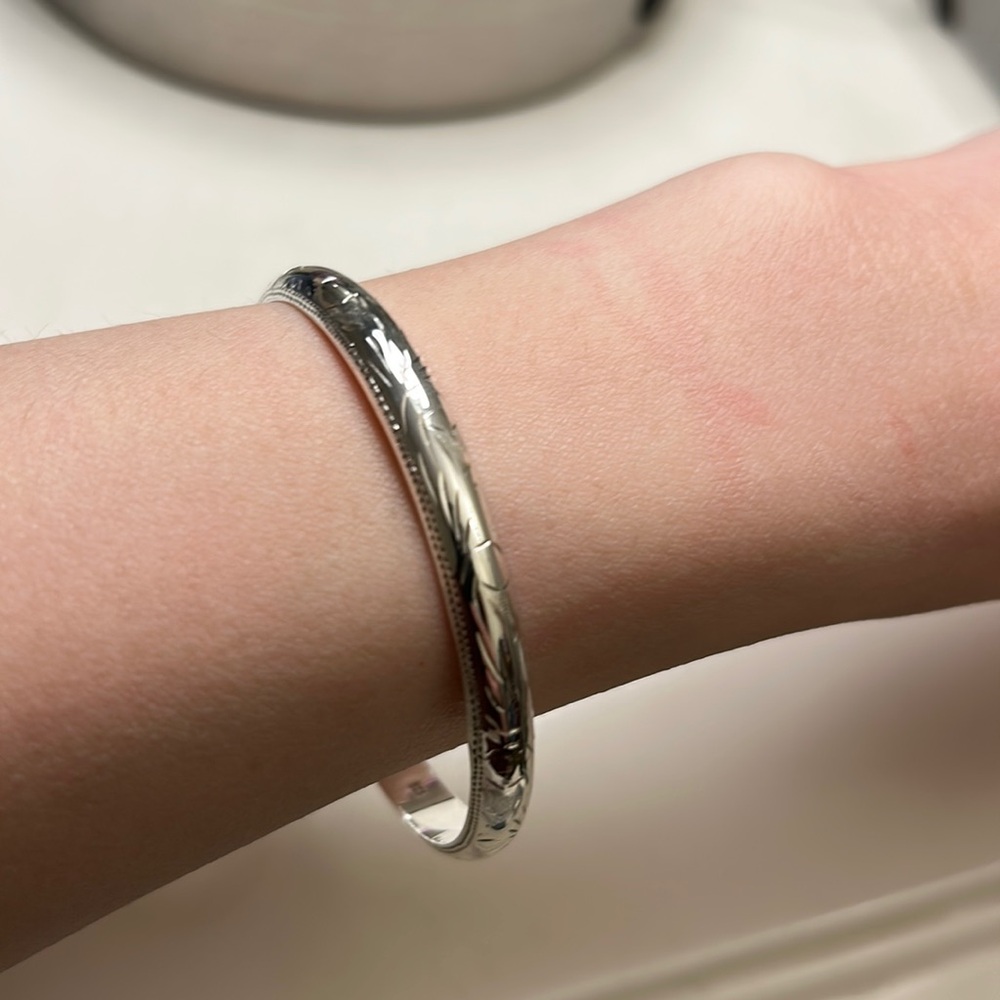 Vintage Sterling Silver Etched hinged bangle bracelet  7"